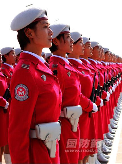 中国女兵阅兵vs中国男兵的相关图片