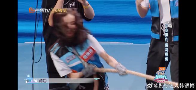 中国女团vs韩国女团拔河综艺的相关图片