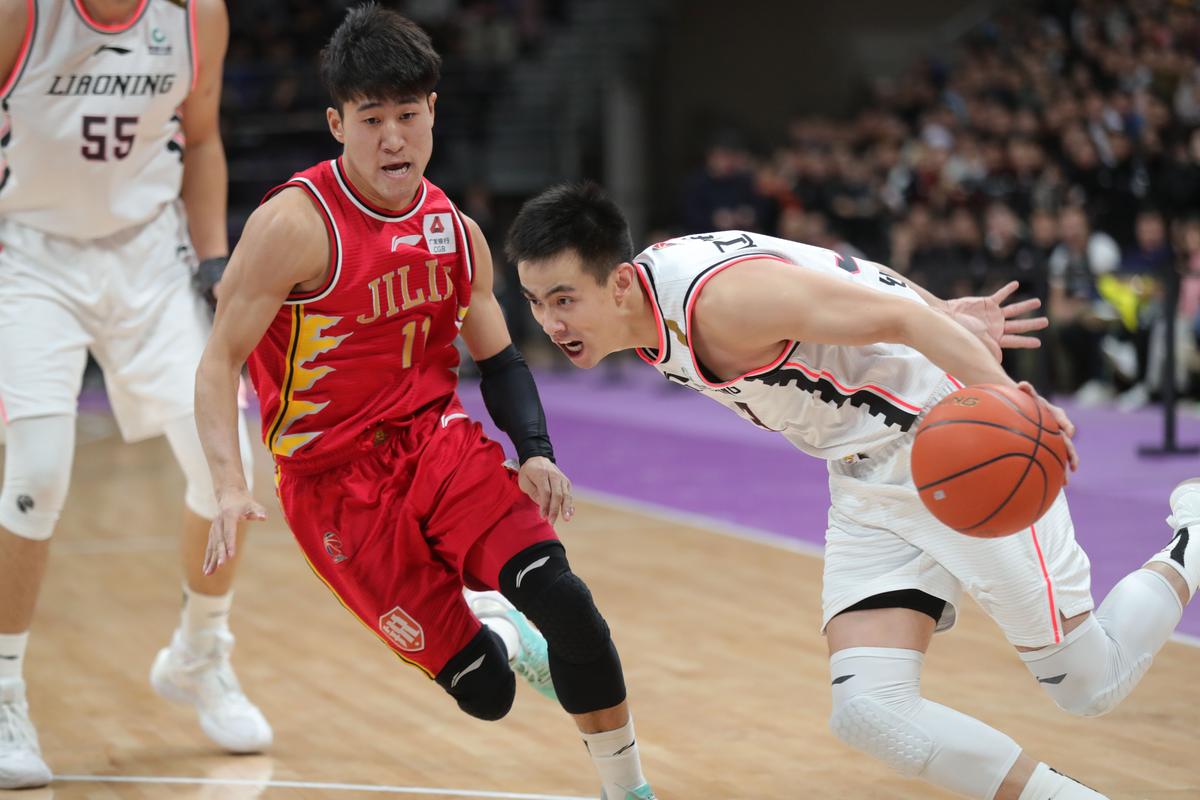 中国男篮vs企鹅比赛的相关图片