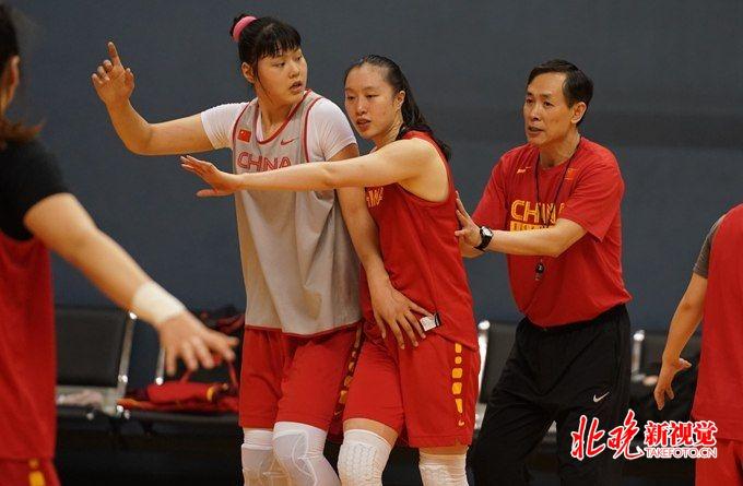 女篮中国vs日本教练的相关图片