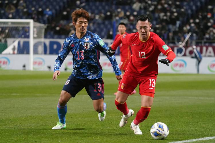 日本vs国足日本队踢自己队员的相关图片
