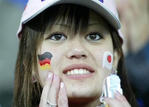 日本男足vs德国女球迷的相关图片