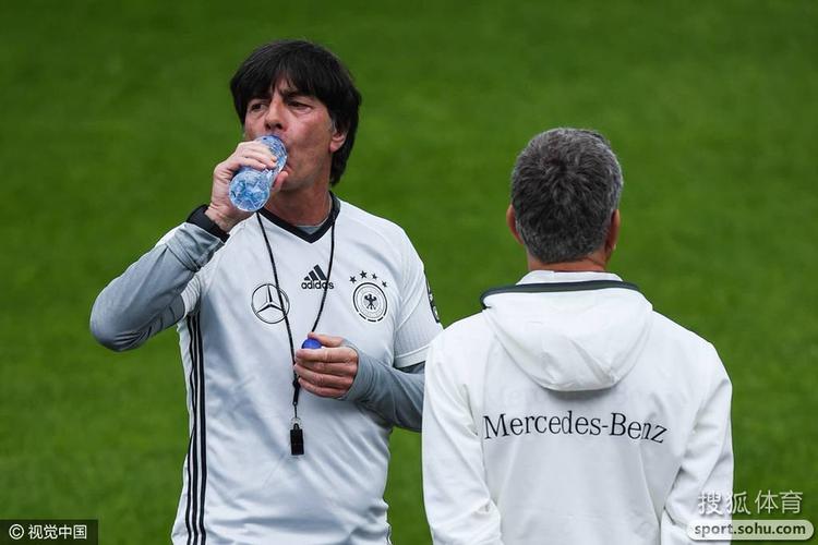 欧洲杯法国vs德国穆勒喝水的相关图片